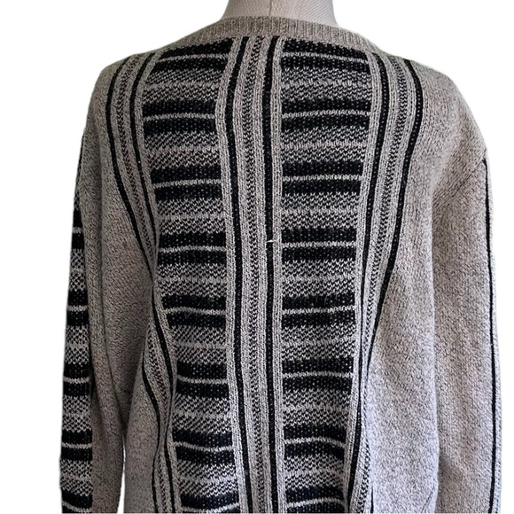 Maddison Long Sweater with Pretty Design Size Large - Picture 5 of 8